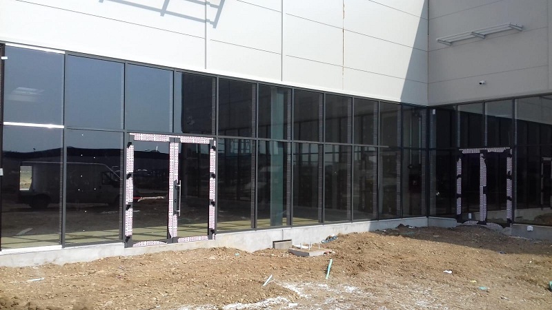 fatada perete cortina auchan satu mare