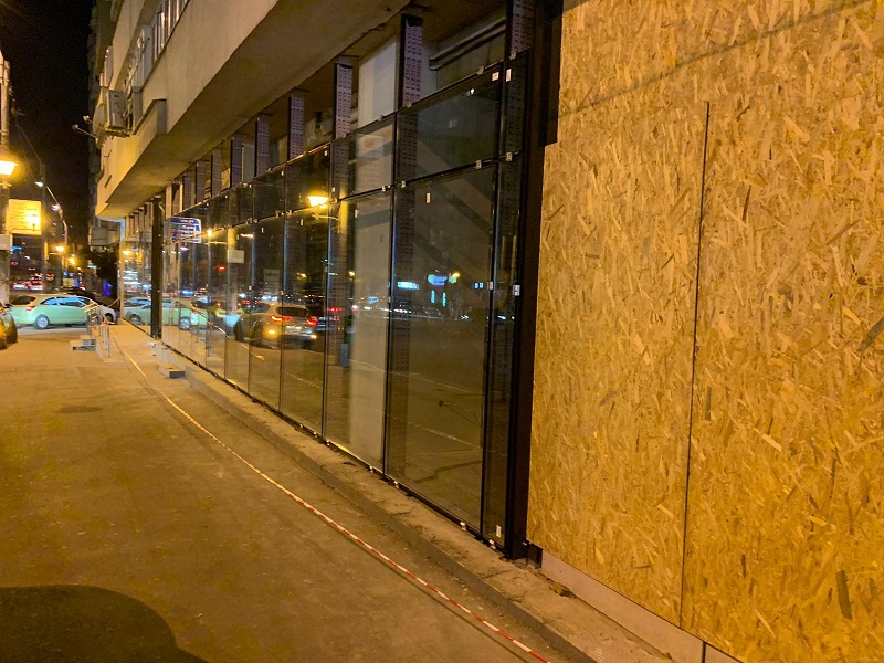 fatada perete cortina my auchan banu manta